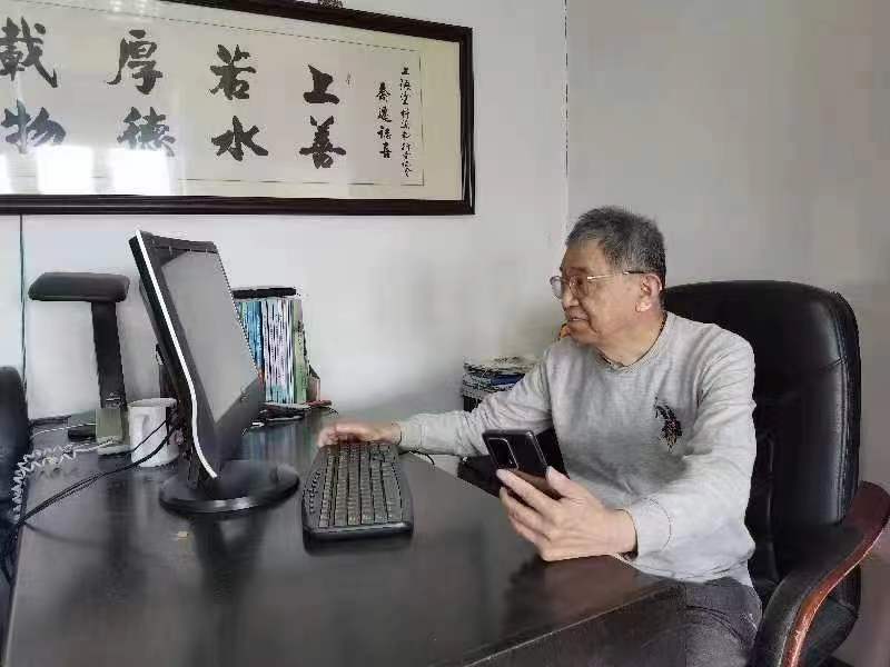 上海涂染協會信息部主任陳信華高工在認真聽亞太涂料大會專家的演！