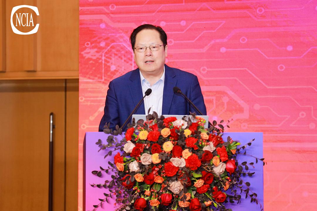 中國涂料工業(yè)協(xié)會副會長、中國涂料工業(yè)協(xié)會涂料裝備分會理事長、南京長江涂料有限公司董事長張衛(wèi)中致辭